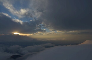 云海之上的壮丽天空景观