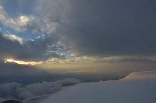 云海之上的壮丽天空