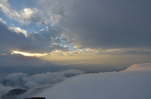 雪山之上的壮丽云景