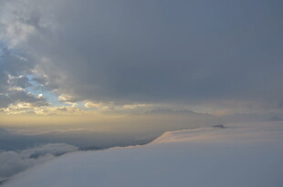 云海之上的壮丽天空景观