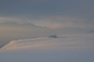 雪覆山丘 天边云霭沉沉