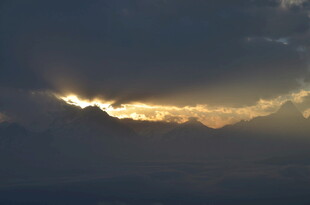云海间透出的金色曙光