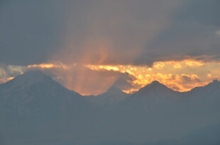 日出映耀下的壮丽山脉