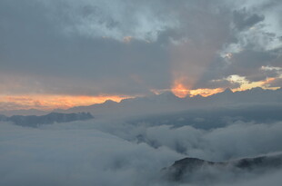 云海之上的壮丽日出景观