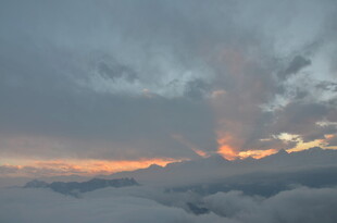 云海之上的绚丽霞光