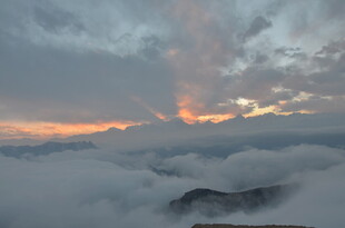 云海之上的壮丽霞光