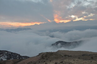 云海之上的壮丽日出景观