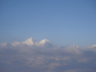云端之上的壮丽雪山