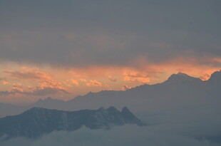 山间云海日出壮丽景观