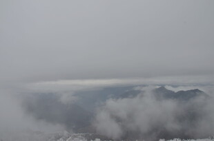 云雾缭绕的山间美景