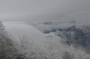 雪覆山峦 银白世界美景