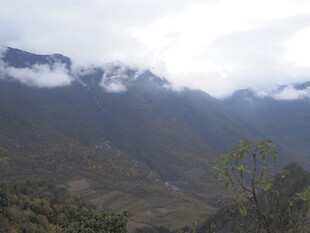 云雾缭绕的壮美山峦