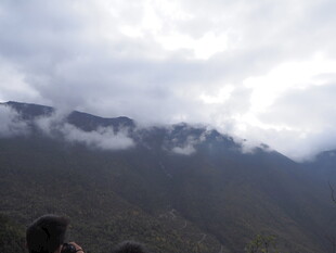 云雾缭绕的壮丽山峦