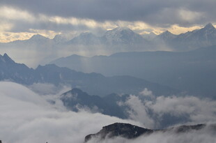 高山云海间的壮丽景致