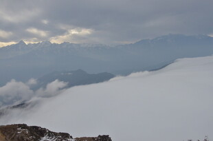 雪山云海壮丽景观