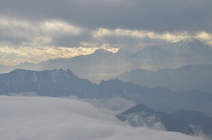 云海中的壮丽山峦景色
