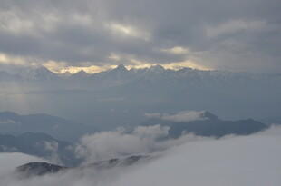 云海中的山峦壮丽景观