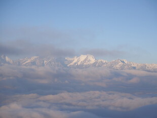 云端之上的壮丽雪山