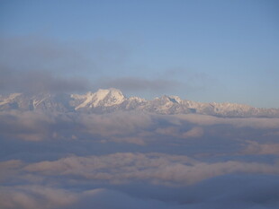 云海之上的雪山美景