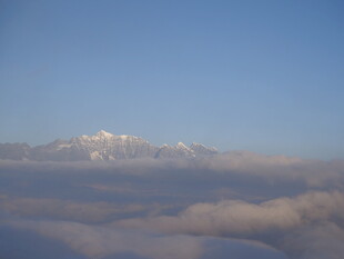 云海之上的巍峨雪山
