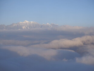 云海之上的雪山美景