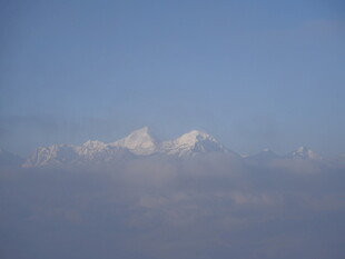 云雾中露出的雪山美景