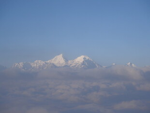 云端之上的壮丽雪山