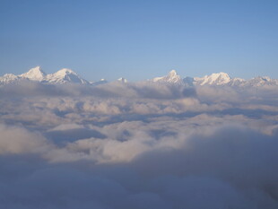云端之上的壮丽雪山景观