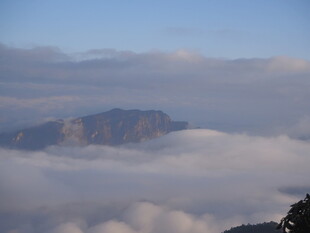 云海中的巍峨山峰
