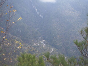 山间云雾缭绕的壮丽景致