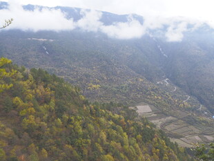 山间秋景 云雾缭绕山谷