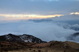 云海日出下的壮丽山景