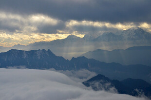 云海中的壮丽山峦景观