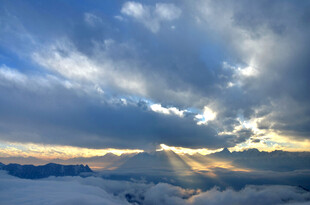 云海之上的壮丽霞光