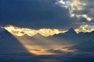 壮丽山巅日出美景