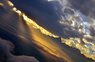 壮丽天空下的金色霞光