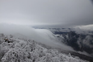 雪覆山峦云雾缭绕美景