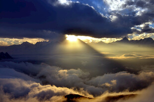 云海之上的壮丽日出景观