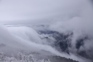 山间云雾缭绕的壮美景观