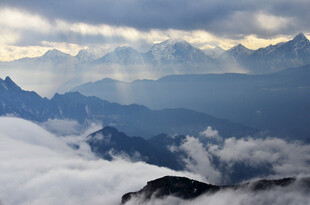 云海中的壮丽山峦景观