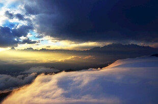 云海之上的壮丽日出景观