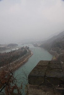 山间蜿蜒河流壮丽景观