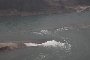 河流湍急处的水花景象