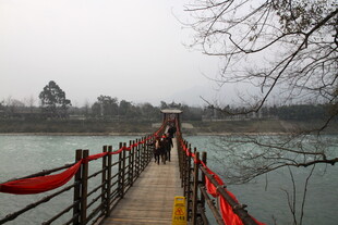 桥上红绸装点的美丽景致