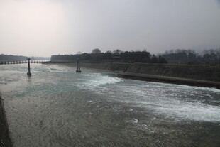 河流上的桥梁与湍急水流