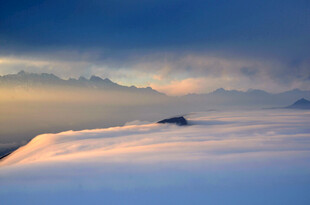 云海之上的壮丽天空景观