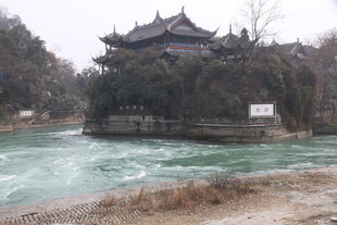 河畔古建 碧波环绕之景