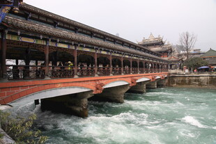 都江堰廊桥横跨湍急水流