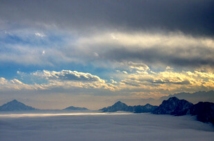 壮丽云海中的山峦景观