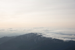 高空俯瞰云雾缭绕的山脉